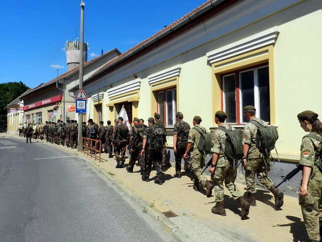 Emlékmenet a katonahősökért 2017 05